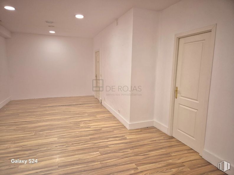 Oficina en alquiler en Zona Chamberí, Chamberí, Madrid, 28010 con puerta, suelo, suelos de madera, suelos, suelo laminado, madera, interiorismo, madera dura, techo y apartamento alrededor