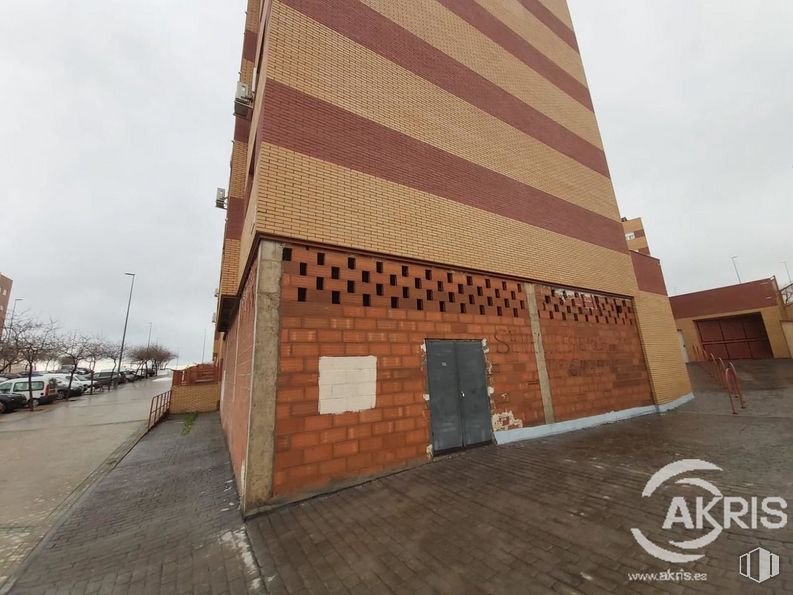 Local en venta en Calle Laguna de Arcas, Toledo, 45007 con edificio, puerta, cielo, madera, albañilería, ladrillo, superficie de la carretera, diseño urbano, asfalto y casa alrededor