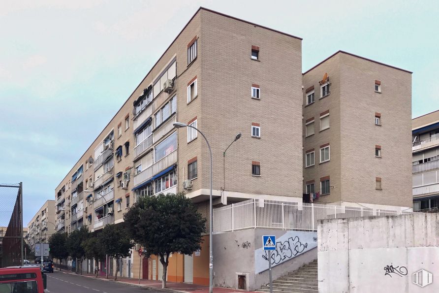 Local en venta en Calle Cuenca, 48, Parla, Madrid, 28980 con edificio, cielo, ventana, diseño urbano, nube, bloque de torre, condominio, zona residencial, barrio y árbol alrededor