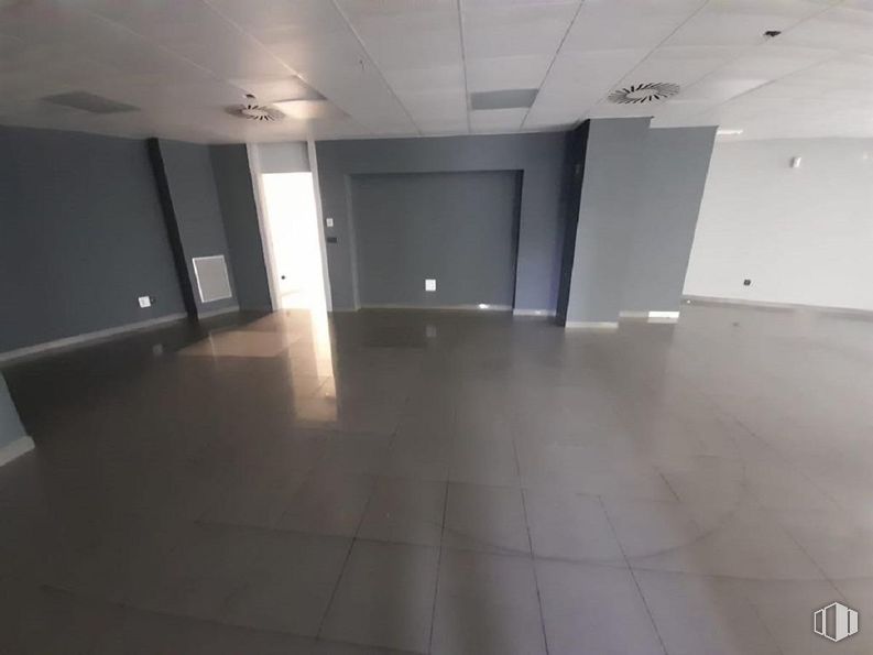 Local en venta en Avenida Doctor Mendiguchia Carric, Leganés, Madrid, 28913 con puerta, suelos, suelo, accesorio, hall, techo, espacio, evento, suelo de baldosas y hormigón alrededor