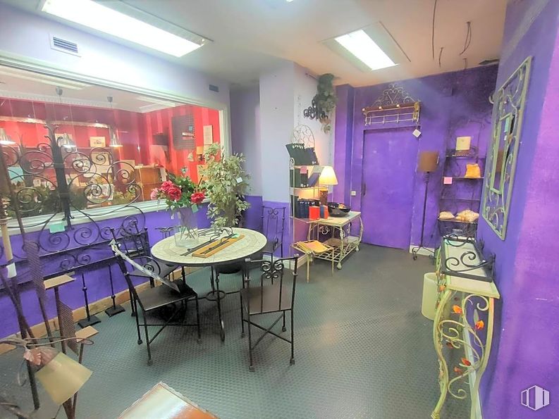 Retail for rent at Calle Nuestra Señora de Valverde, 47, Fuencarral - El Pardo, Madrid, 28034 with chair, lighting, light fixture, table, furniture, property, decoration, purple, houseplant and interior design around