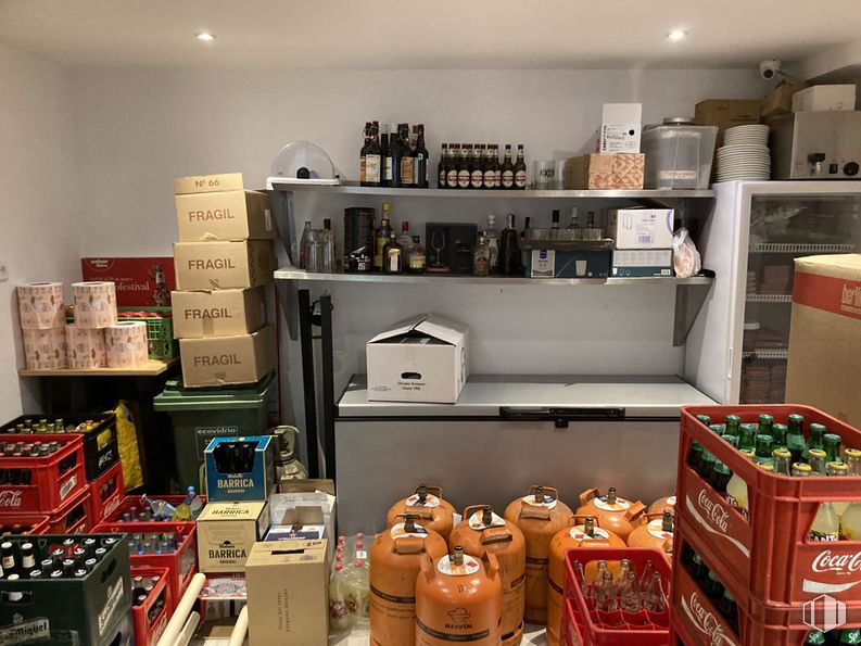 Local en alquiler en Zona Gaztambide, Chamberí, Madrid, 28015 con productos envasados, estante, estantería, edificio, venta al por menor, ebanistería, caja de envío, caja, botella y habitación alrededor