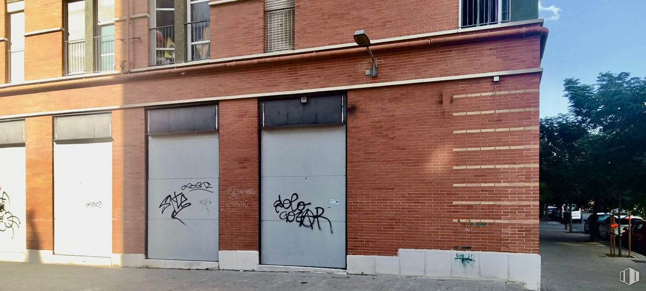 Retail for sale at Avenida Badajoz, 50, Ciudad Lineal, Madrid, 28027 with door, building, window, handwriting, fixture, wood, road surface, brickwork, brick and font around