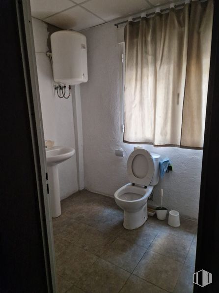 Retail for rent at Avenida de Ramón y Cajal, 8, Añover de Tajo, Toledo, 45250 with toilet, sink, toilet seat, plumbing fixture, floor, bathroom, flooring, plumbing, bathroom sink and room around