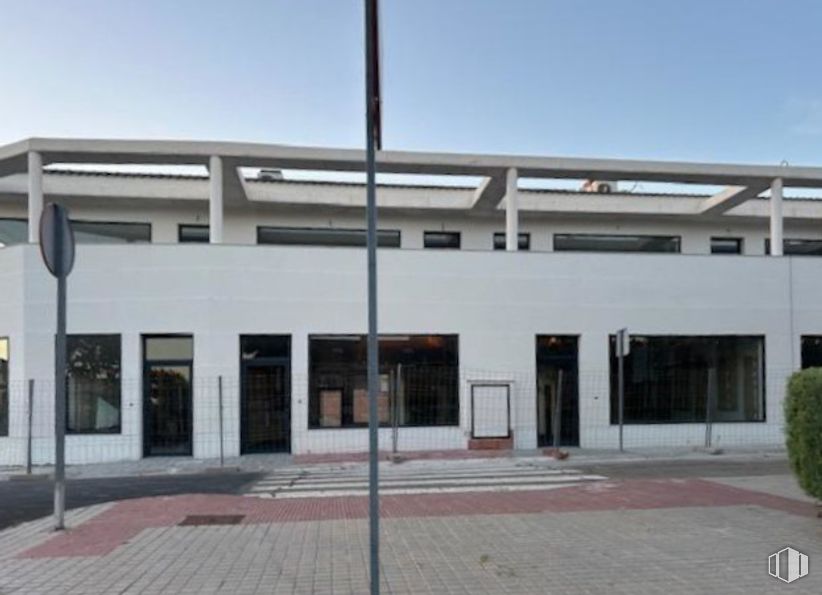 Retail for rent at Calle Vega, Seseña, Toledo, 45223 with window, building, sky, door, plant, commercial building, shade, facade, composite material and fixture around