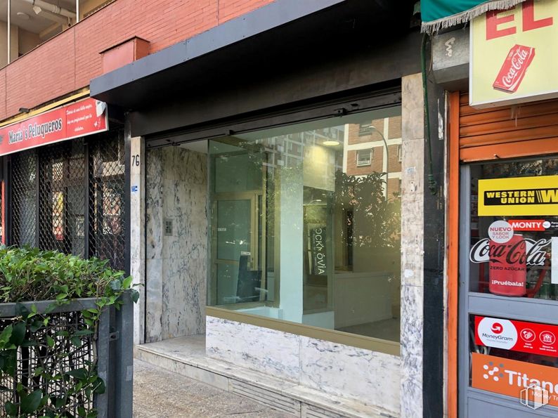 Retail for sale at Calle Elfo, 76, Ciudad Lineal, Madrid, 28027 with packaged goods, houseplant, property, building, fixture, plant, door, facade, real estate and gas around