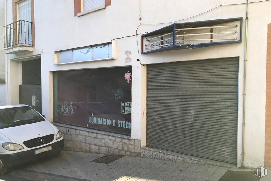 Local en alquiler y venta en Calle Doctor Romero, 5, San Martín de Valdeiglesias, Madrid, 28680 con coche, ventana, persiana de la ventana, luz de estacionamiento automotriz, propiedad, vehículo, placa de matrícula del vehículo, iluminación automotriz, campana y diseño automotriz alrededor