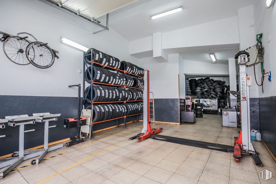 Retail for sale at Calle Manuel Gómez Moreno, Ávila, 05003 with wheel, home appliance, interior design, lighting, tire, automotive design, building, automotive tire, floor and flooring around