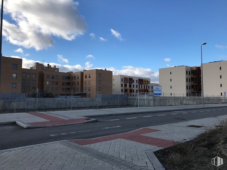 Suelo en venta en Calle Camino de los Chopos, 24, Ávila, 05002 con edificio, nube, cielo, ventana, superficie de carretera, asfalto, luz de la calle, diseño urbano, barrio y área residencial alrededor