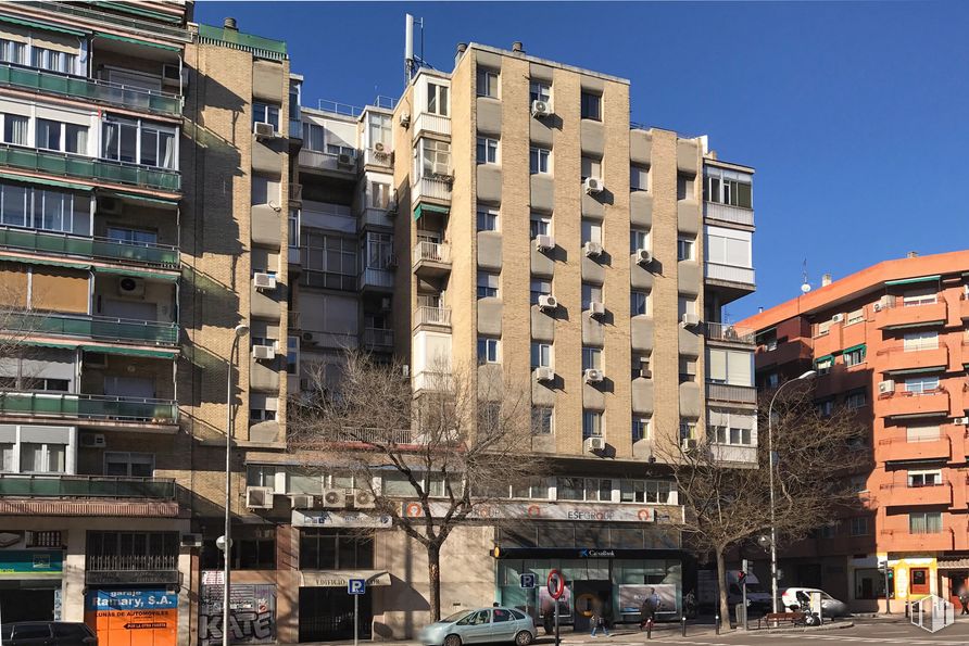 Retail for sale & for rent at Calle Doctor Esquerdo, 160, Retiro, Madrid, 28007 with building, sky, daytime, property, window, wheel, infrastructure, urban design, condominium and street light around