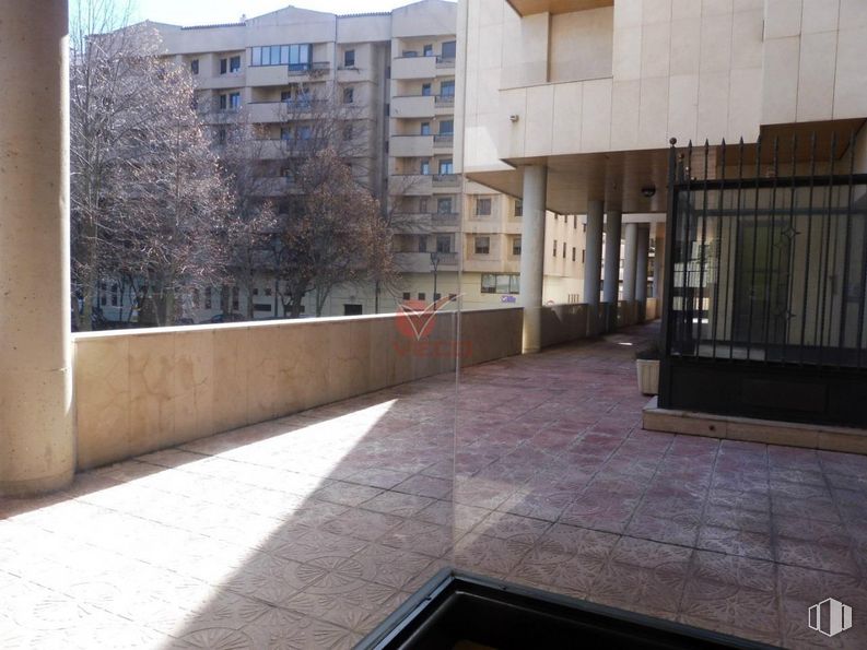 Local en alquiler en Zona Parque del Huécar, Cuenca, 16001 con edificio, superficie de carretera, diseño urbano, condominio, suelo, madera, propiedad material, área residencial, acera y ventana alrededor