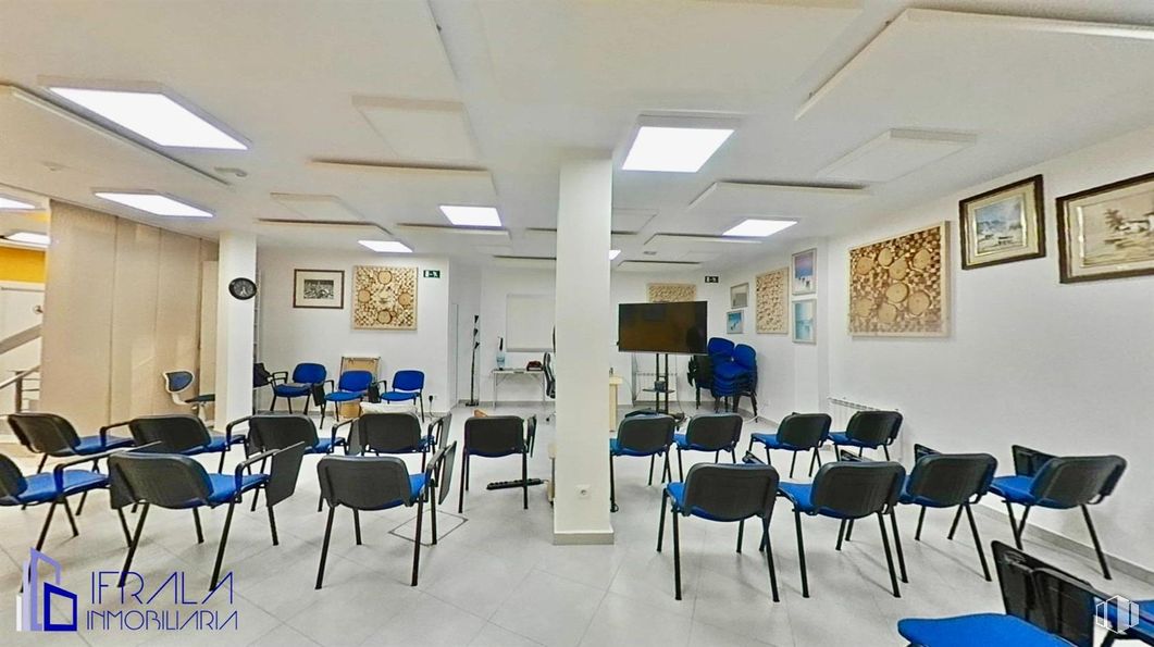 Retail for sale & for rent at Calle Huerta de Castañeda, 20, La Latina, Madrid, 28011 with chair, light fixture, lighting, picture frame, furniture, blue, building, table, flooring and ceiling around