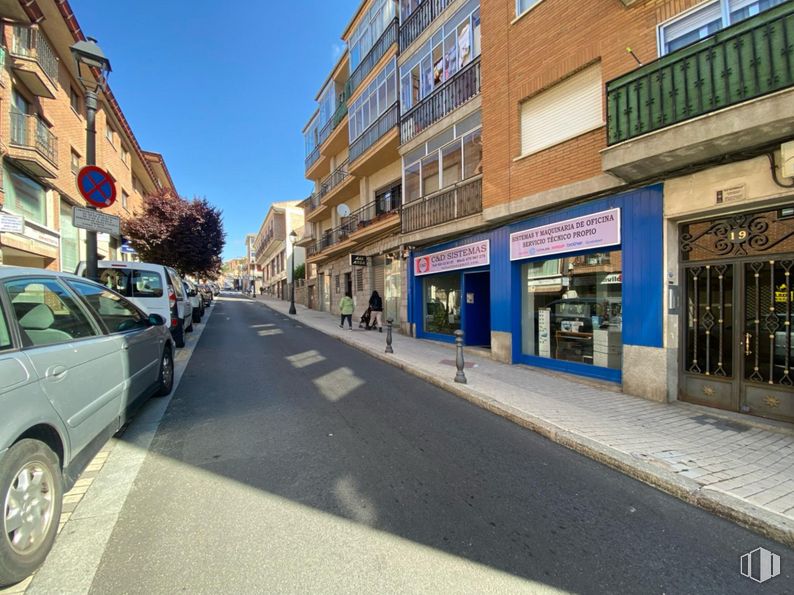 Retail for sale at Paseo de Santo Tomás, Ávila, 05003 with car, tire, wheel, building, window, vehicle, sky, infrastructure, road surface and asphalt around