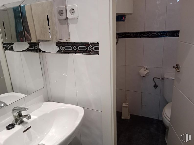 Local en alquiler y venta en Zona Chamberí, Chamberí, Madrid, 28010 con fregadero, grifo, espejo, accesorios de fontanería, lavabo, cuarto de baño, negro, fontanería, suelo y pared alrededor