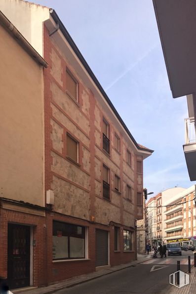 Retail for rent at Avenida Miguel de Cervantes, 17, Tarancón, Cuenca, 16400 with window, building, door, brown, sky, property, fixture, infrastructure, wood and brick around