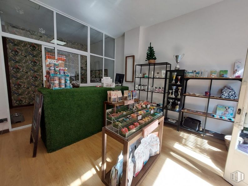 Local en venta en Calle Motrico, San Fernando de Henares, Madrid, 28830 con mesa, mueble, estante, estantería, interiorismo, sala de estar, suelo, casa, suelos y edificio alrededor