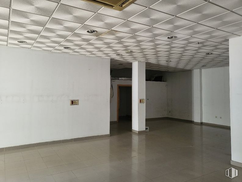 Retail for sale at Calle Felipe II, Parla, Madrid, 28980 with door, flooring, ceiling, floor, hall, tile flooring, light fixture, silver, tile and building material around