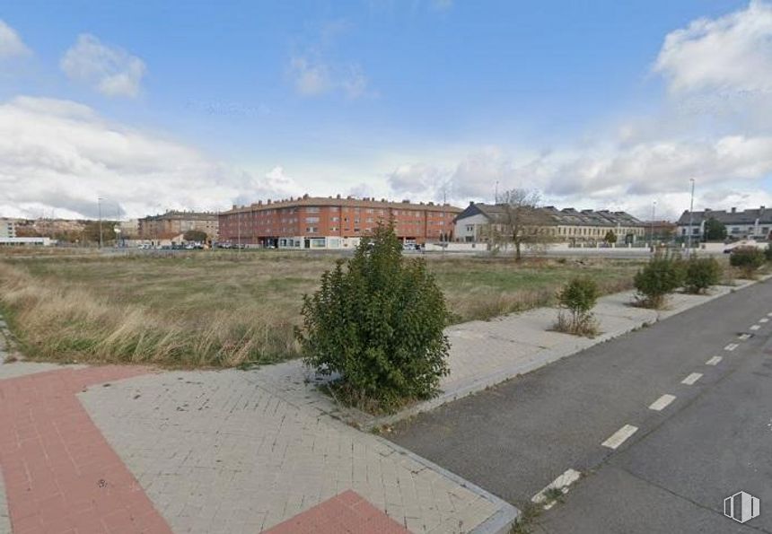 Land for sale at Calle Luis Mazzantini, Ávila, 05002 with plant, cloud, sky, building, tree, land lot, asphalt, urban design, road surface and residential area around