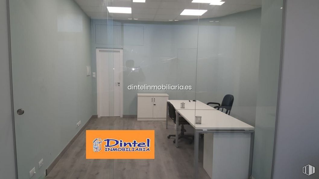 Retail for sale & for rent at Avenida de Madrid, Ávila, 05001 with cabinetry, table, desk, furniture, office chair, building, chair, fixture, interior design and flooring around