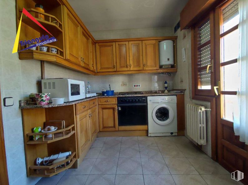 Retail for sale at Calle Tejedores, Segovia, 40004 with microwave oven, washing machine, oven, home appliance, cabinetry, countertop, kitchen appliance, kitchen stove, kitchen and gas stove around