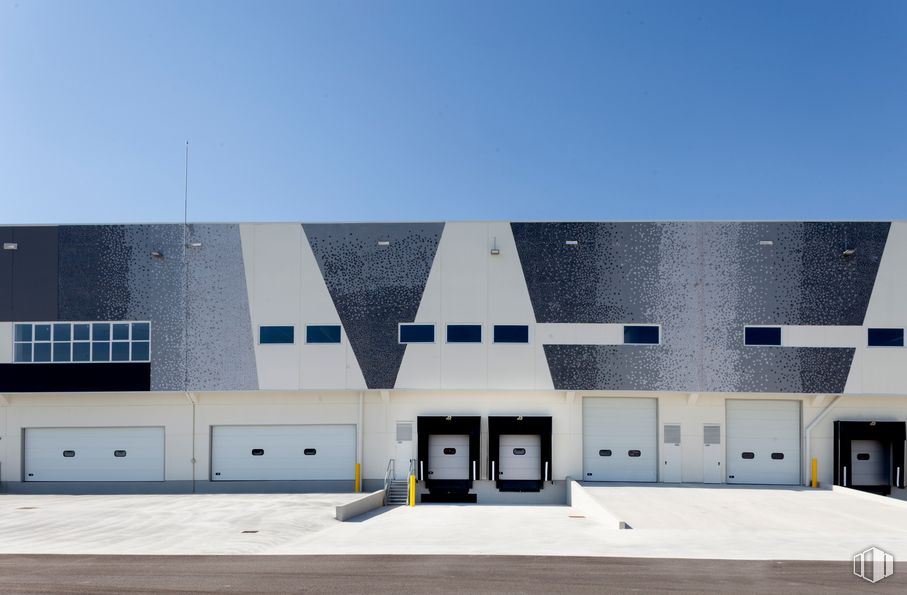 Industrial for rent at PAL M-40 , Villaverde, Madrid, 28041 with window, building, sky, rectangle, house, slope, urban design, material property, door and facade around