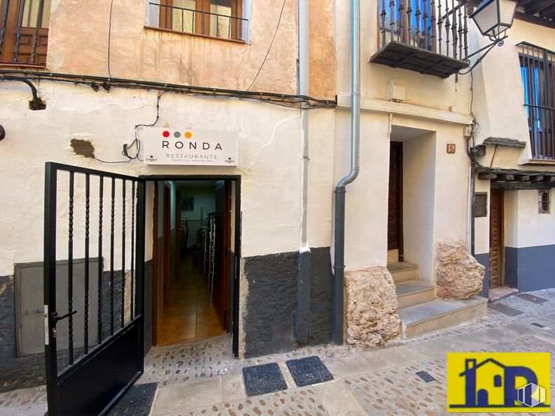 Local en alquiler y venta en Casco Antiguo, Cuenca, 16001 con ventana, azul, edificio, accesorio, madera, pared, puerta, superficie de la carretera, inmobiliario y fachada alrededor