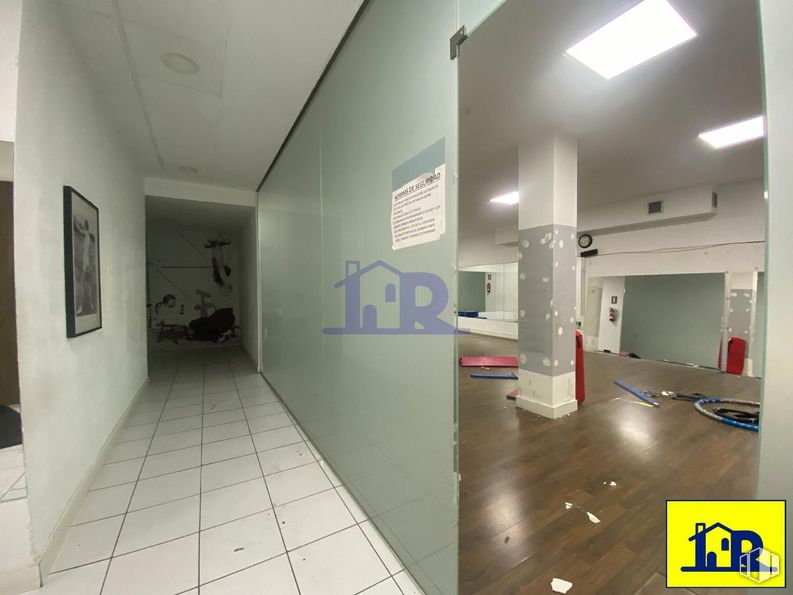 Retail for rent at Centro urbano, Cuenca, 16002 with light fixture, lighting, building, fixture, interior design, architecture, floor, flooring, hall and house around