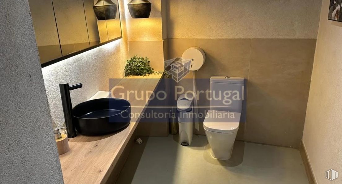 Local en alquiler en Avenida Nuevo Mundo, Boadilla del Monte, Madrid, 28660 con inodoro, fregadero, accesorios de fontanería, suelos, suelo, asiento del inodoro, interiorismo, cuarto de baño, lavabo y fontanería alrededor