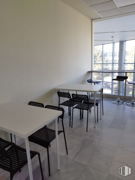 Oficina en alquiler y venta en Calle Chile, Las Rozas de Madrid, Madrid, 28290 con silla, mesa de cocina y comedor, mesa, mueble, suelos, suelo, interiorismo, vidrio, restaurante y plata alrededor