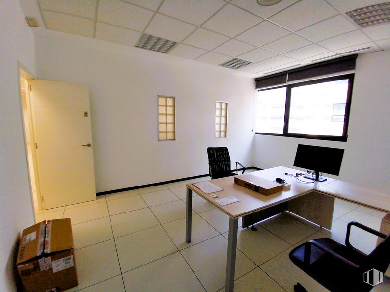 Office for rent at Edificio 4, Calle Casas de Miravete, Villa de Vallecas, Madrid, 28031 with chair, computer monitor, desk, window, box, shipping box, door, furniture, flooring and interior design around