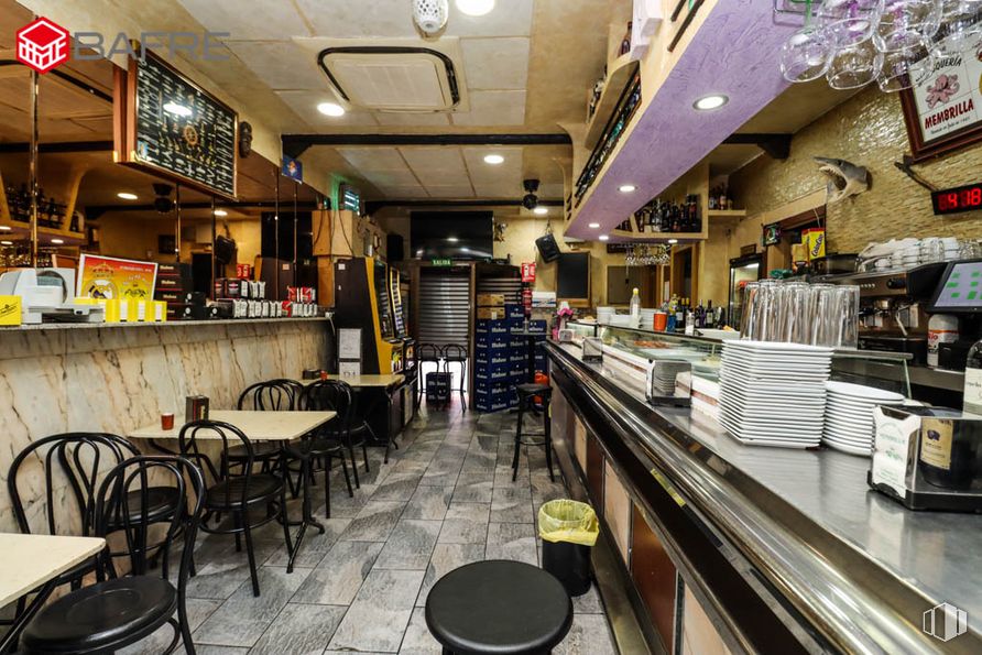 Local en venta en Calle Albaicín, Usera, Madrid, 28041 con taburete, propiedad, mesa, edificio, diseño de interiores, silla, cliente, venta minorista, negocio y cafetería alrededor