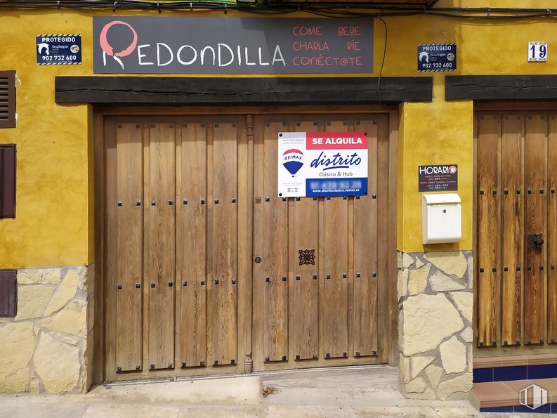 Retail for sale at Calle Redondilla, Torrelaguna, Madrid, 28180 with door, property, fixture, wood, architecture, wall, facade, home door, building material and gas around