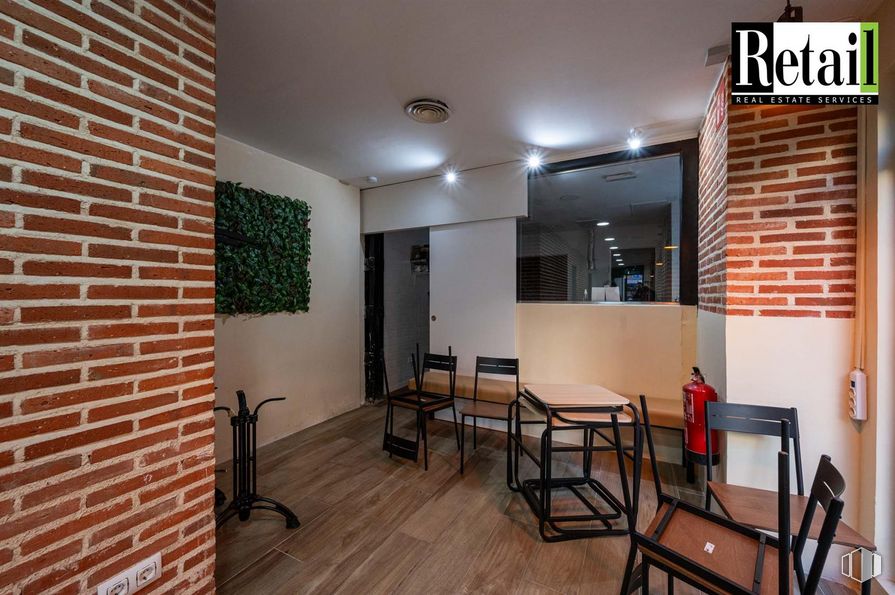 Local en alquiler y venta en Calle O'Donnell, Retiro, Madrid, 28009 con silla, mesa, mueble, interiorismo, suelos, suelo, madera, accesorio, inmobiliario y madera dura alrededor