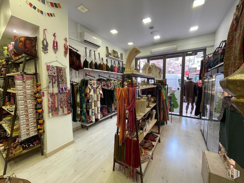 Local en venta en Calle San Marcial, Móstoles, Madrid, 28931 con persona, ropa, mueble, ropa de calle, venta al por menor, textil, interiorismo, tienda, estante y tienda outlet alrededor