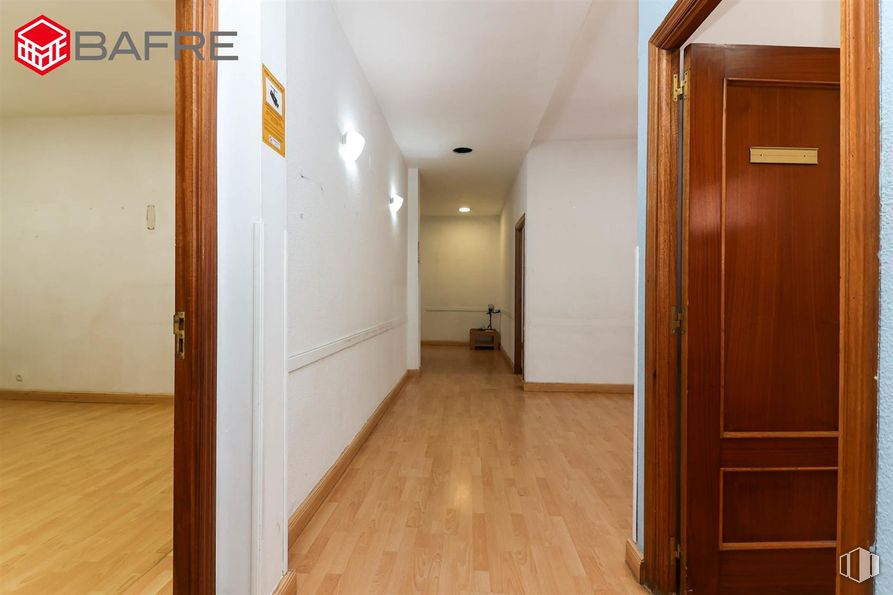 Local en venta en Casco antiguo, San Sebastián de los Reyes, Madrid, 28700 con accesorio, madera, puerta, suelos, suelo, hall, tinte para madera, exterior del automóvil, techo y madera dura alrededor