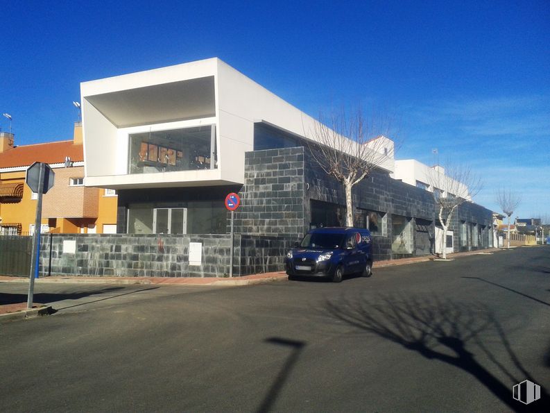 Retail for sale & for rent at Calle La Coruña, 2, Torrejón del Rey, Guadalajara, 19174 with car, building, sky, vehicle, urban design, asphalt, cloud, city, window and facade around