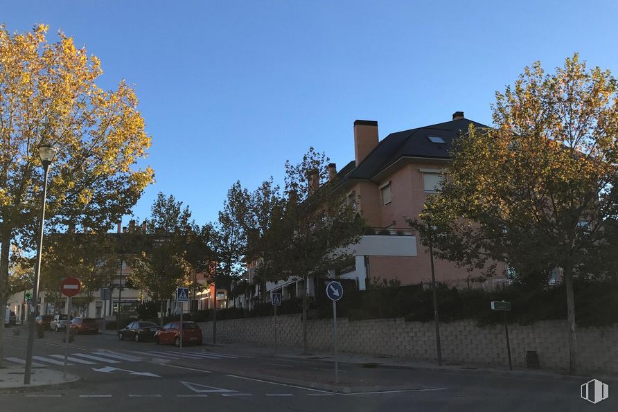 Local en alquiler en Calle Peñalara, Pozuelo de Alarcón, Madrid, 28223 con casa, edificio, cielo, superficie de la carretera, rama, árbol, ventana, asfalto, zona residencial y barrio alrededor