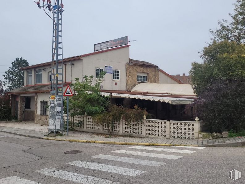 Local en venta en Calle Fernán González, 2, Fresno de Torote, Madrid, 28615 con edificio, cielo, planta, ventana, árbol, barrio, zona residencial, casa, inmobiliario y superficie de la carretera alrededor