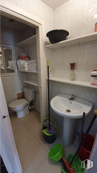 Retail for rent at Avenida Francisco JavIer Sauquillo, Fuenlabrada, Madrid, 28944 with toilet, sink, container, plumbing fixture, tap, bathroom sink, property, building, purple and bathroom around