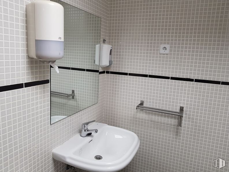 Office for sale at Calle Ricardo Ortiz, Ciudad Lineal, Madrid, 28017 with sink, hand dryer, bathroom sink, plumbing fixture, tap, property, white, building, bathroom and purple around