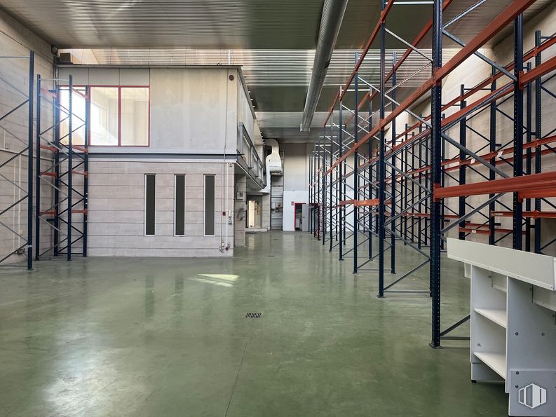 Industrial for rent at Calle Fundición, Rivas-Vaciamadrid, Madrid, 28529 with window, ceiling, flooring, floor, architecture, interior design, composite material, hall, warehouse and metal around