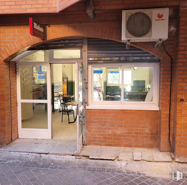 Local en venta en Calle Hornachos, Puente de Vallecas, Madrid, 28053 con puerta, silla, ventana, ladrillo, vidrio, albañilería, restaurante y puerta de casa alrededor