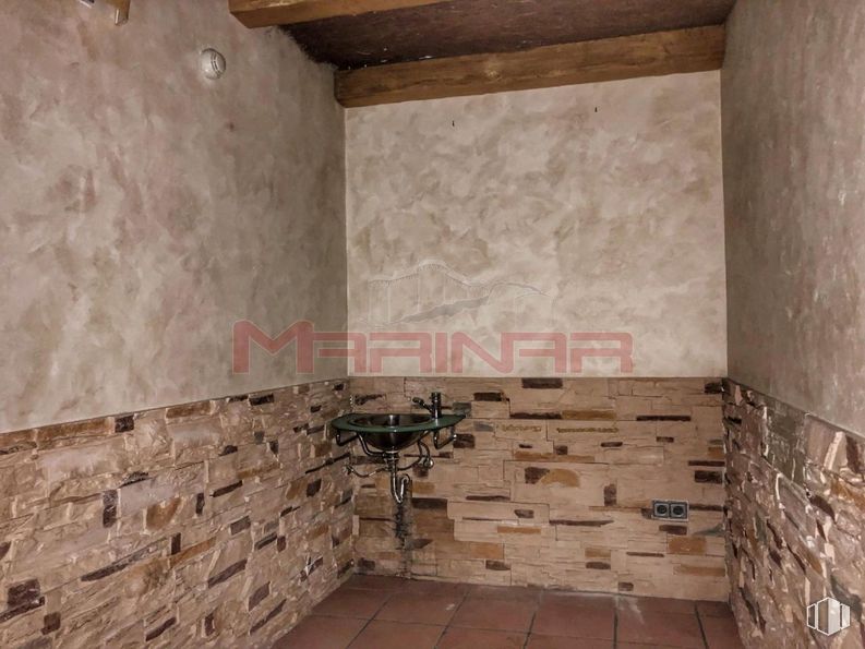 Retail for sale & for rent at Zona Las Aves-Jardín de Oñate, Aranjuez, Madrid, 28300 with building, wood, floor, brickwork, flooring, brick, hardwood, stone wall, ceiling and building material around