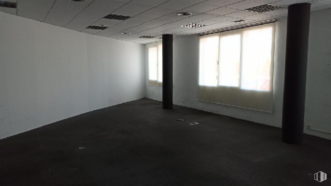 Office for sale at Calle Cólquide, Las Rozas de Madrid, Madrid, 28230 with window, fixture, hall, flooring, floor, shade, ceiling, building, space and tints and shades around