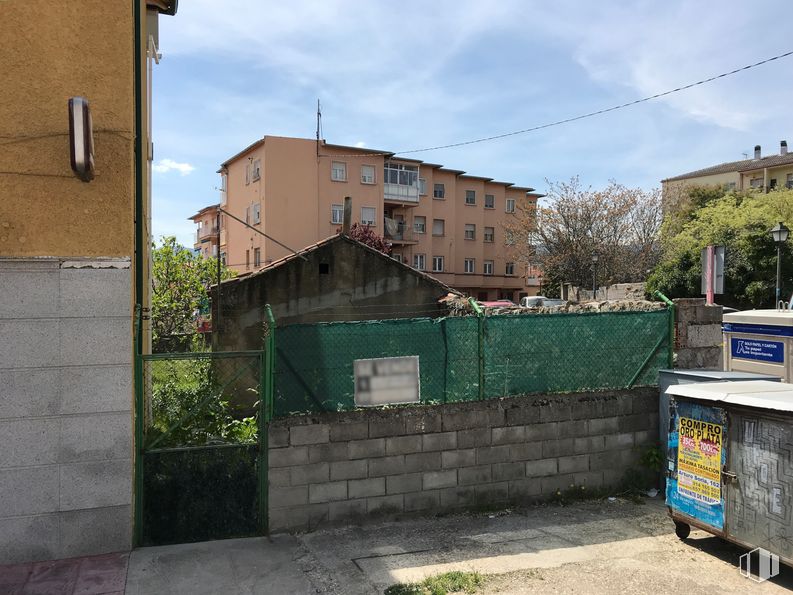 Suelo en venta en Calle Alfonso Senra, 1, Guadarrama, Madrid, 28440 con edificio, nube, cielo, ventana, planta, contenedor de basura, superficie de carretera, casa, accesorio y contención de residuos alrededor