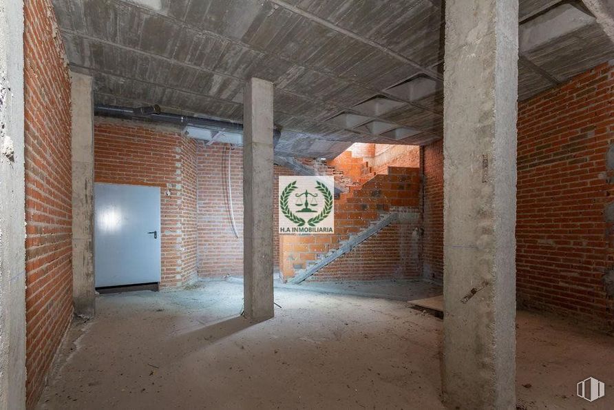 Retail for sale at Centro, Venturada, Madrid, 28729 with building, wood, house, floor, flooring, art, brickwork, building material, brick and ceiling around