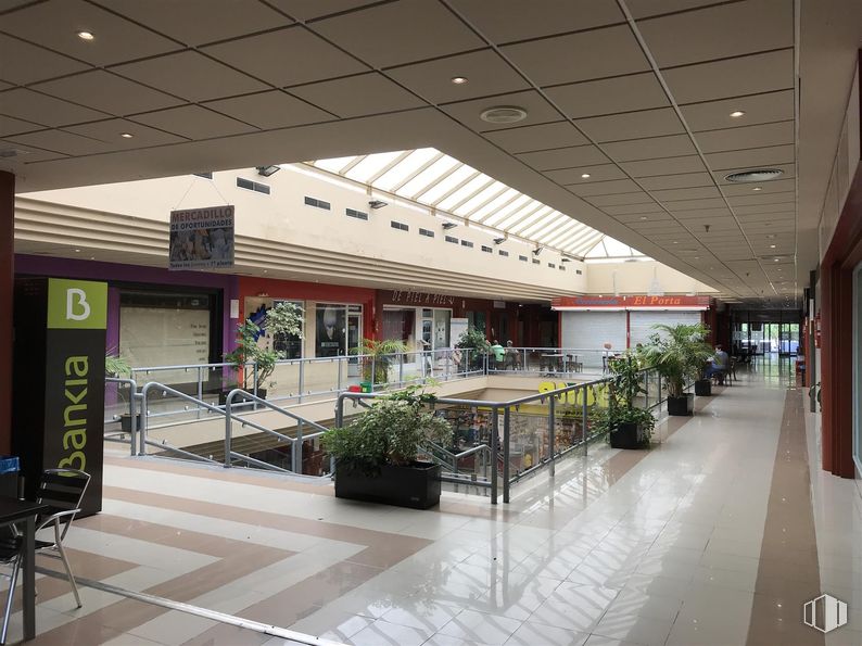 Retail for rent at Centro El Portachuelo, Colmenar Viejo, Madrid, 28770 with chair, houseplant, flowerpot, furniture, flooring, floor, commercial building, shopping mall, retail and steel around