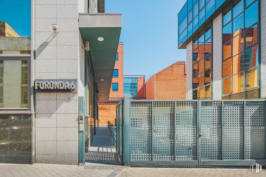 Oficina en alquiler en Calle Foronda, 6, Fuencarral - El Pardo, Madrid, 28034 con edificio, cielo, ventana, superficie de la carretera, diseño urbano, ladrillo, asfalto, barrio, madera y ciudad alrededor