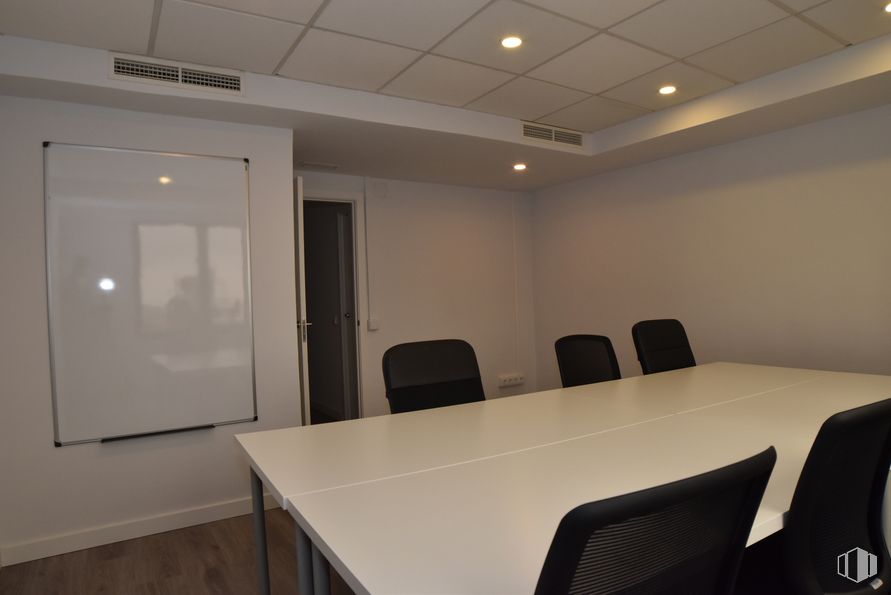 Oficina en alquiler en Plaza Castilla, 3, Tetuán, Madrid, 28046 con mesa, silla, mueble, edificio, diseño de interiores, mesa de sala de conferencias, accesorio, piso, suelo y escritorio alrededor