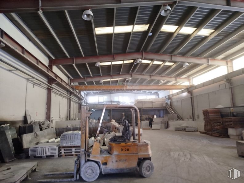 Industrial for sale at Polígono industrial Prado Overa, Leganés, Madrid, 28914 with wheel, tire, wood, floor, ceiling, machine, forklift, warehouse, building material and beam around